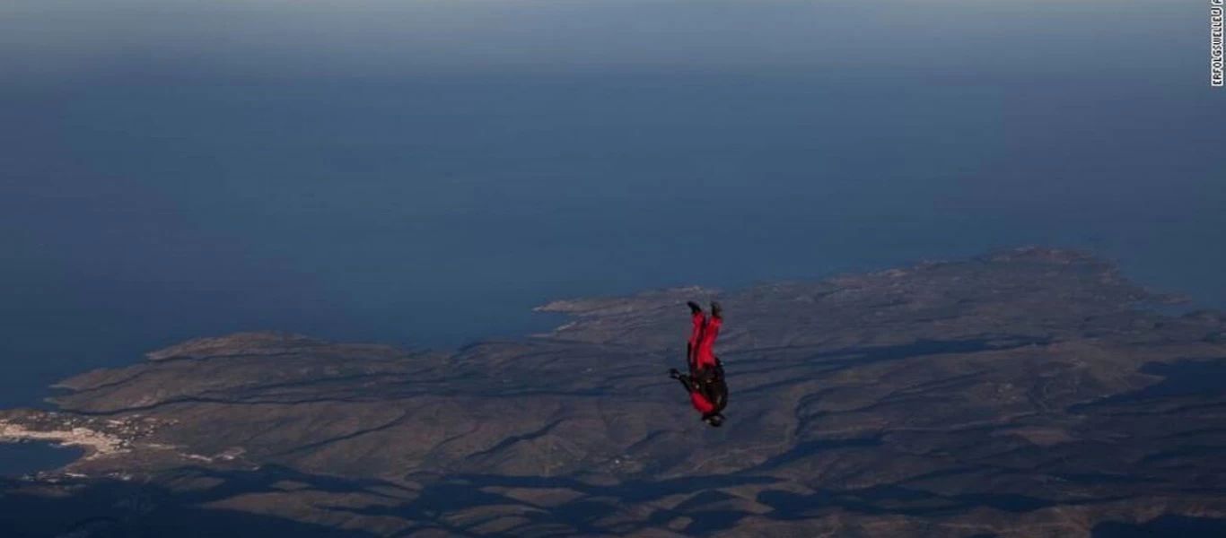 Φοβόταν τα ύψη μια ζωή αλλά αποφάσισε να ξεπεράσει την φοβία του «βουτώντας» στο κενό (φώτο)